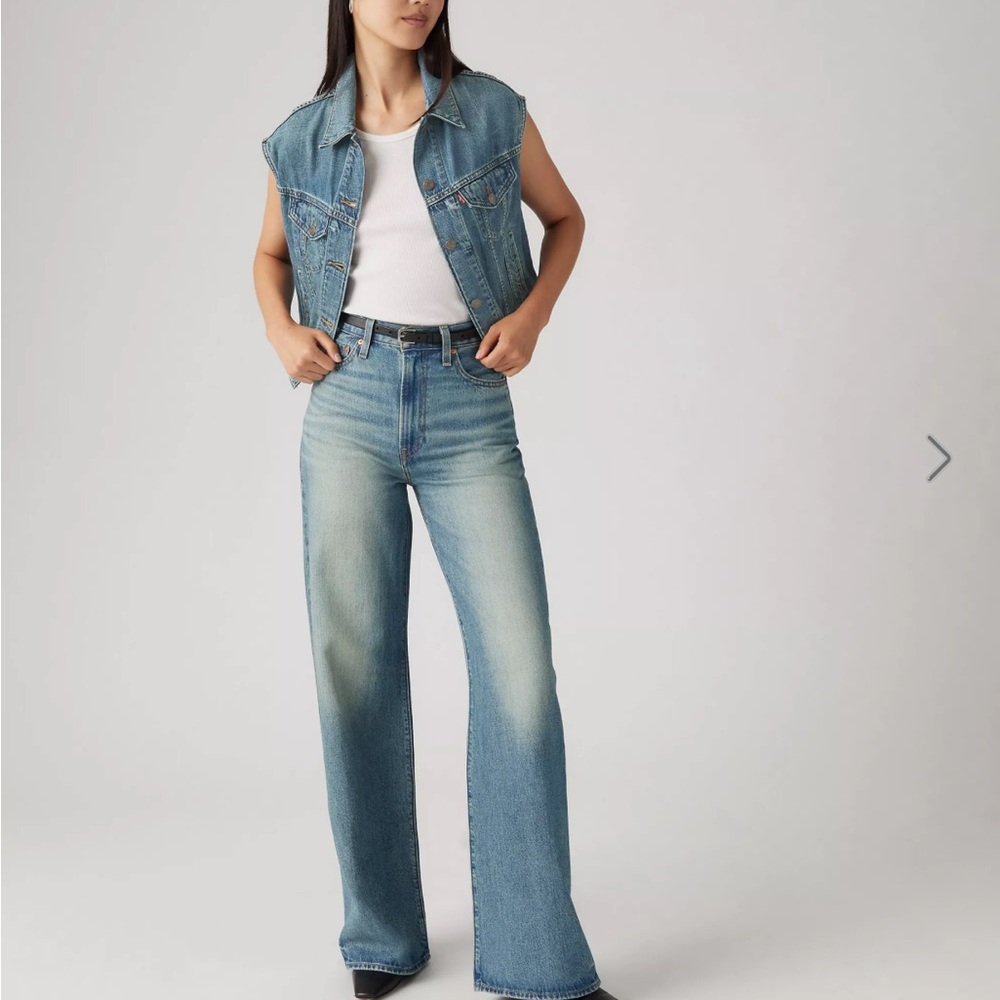 29x34 Levi’s rib cage wide leg